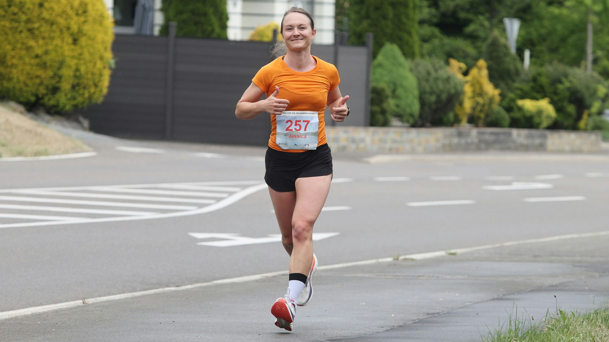 Eine Frau läuft über eine Straße.