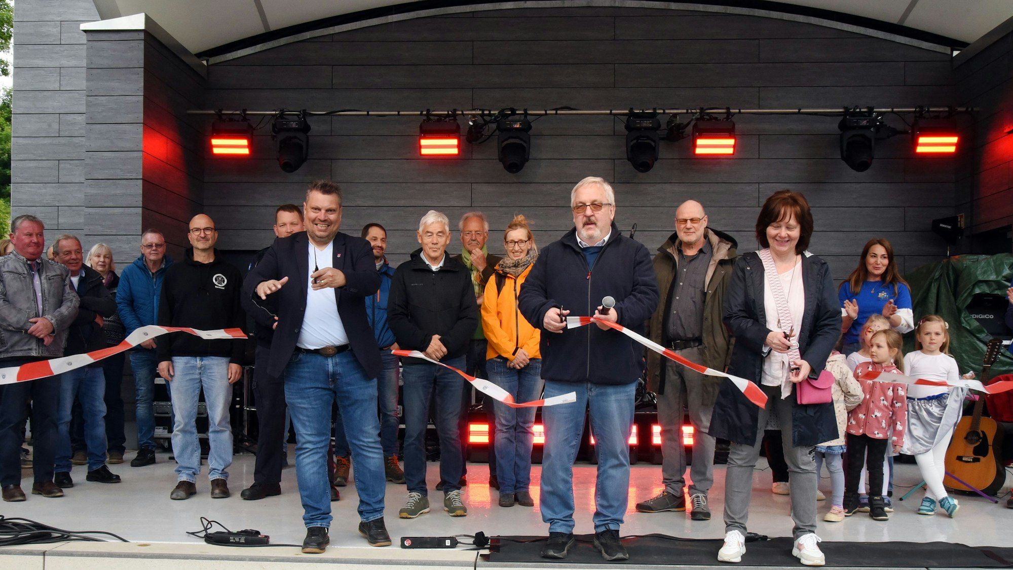 Bürgermeister Stefan Meisenberg (M.) und seine Stellvertreter Timo Fuchs (l.) und Birgit Meckel schnippeln das Band durch.