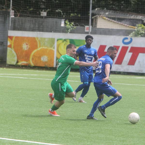 Honnefs Fritz Spürkel (links) traf zum 3:0-Endstand.