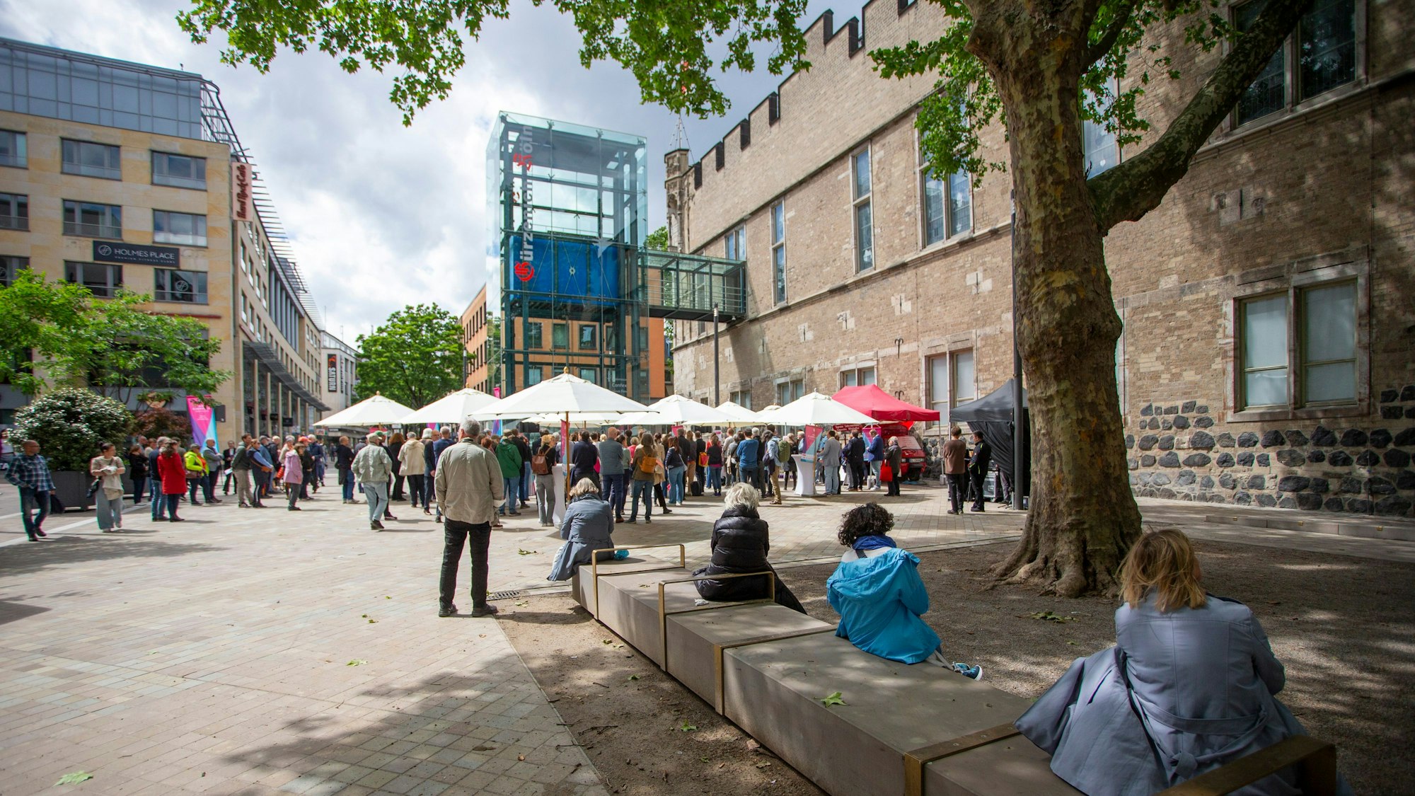 Der neu gestaltete Günter-Wand-Platz vor dem Kölner Gürzenich.