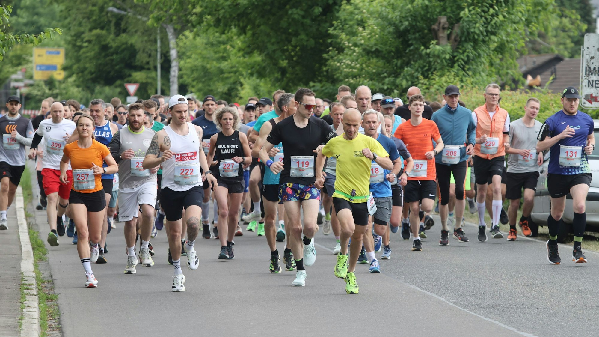 Blick auf eine Gruppe von Menschen, die läuft.