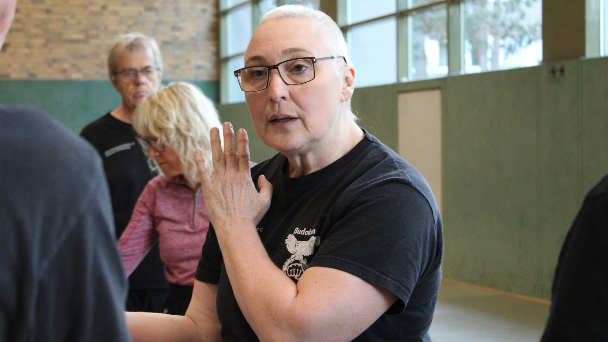 Lucie Prinz (59) aus Bad Honnef begann selbst im erst Erwachsenenalter mit dem Kampfsport und trainiert heute die Seniorengruppe.