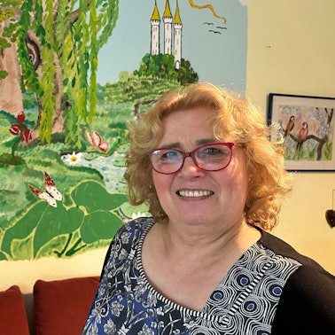 Ein Bild vom Froschkönig schmückt eine Wand im Spielzimmer von Johanna Heidbrink, Tagesmutter in Sankt Augustin.