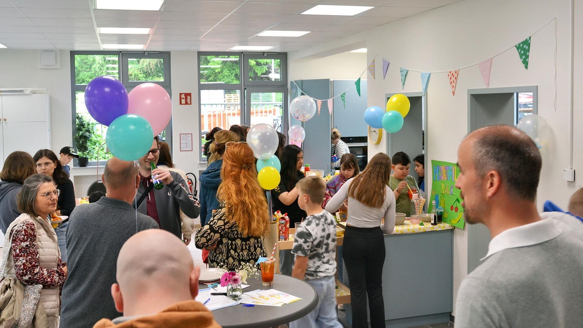 In dem wiedereröffneten Kinder- und Jugendzentrum tummeln sich die Gäste.