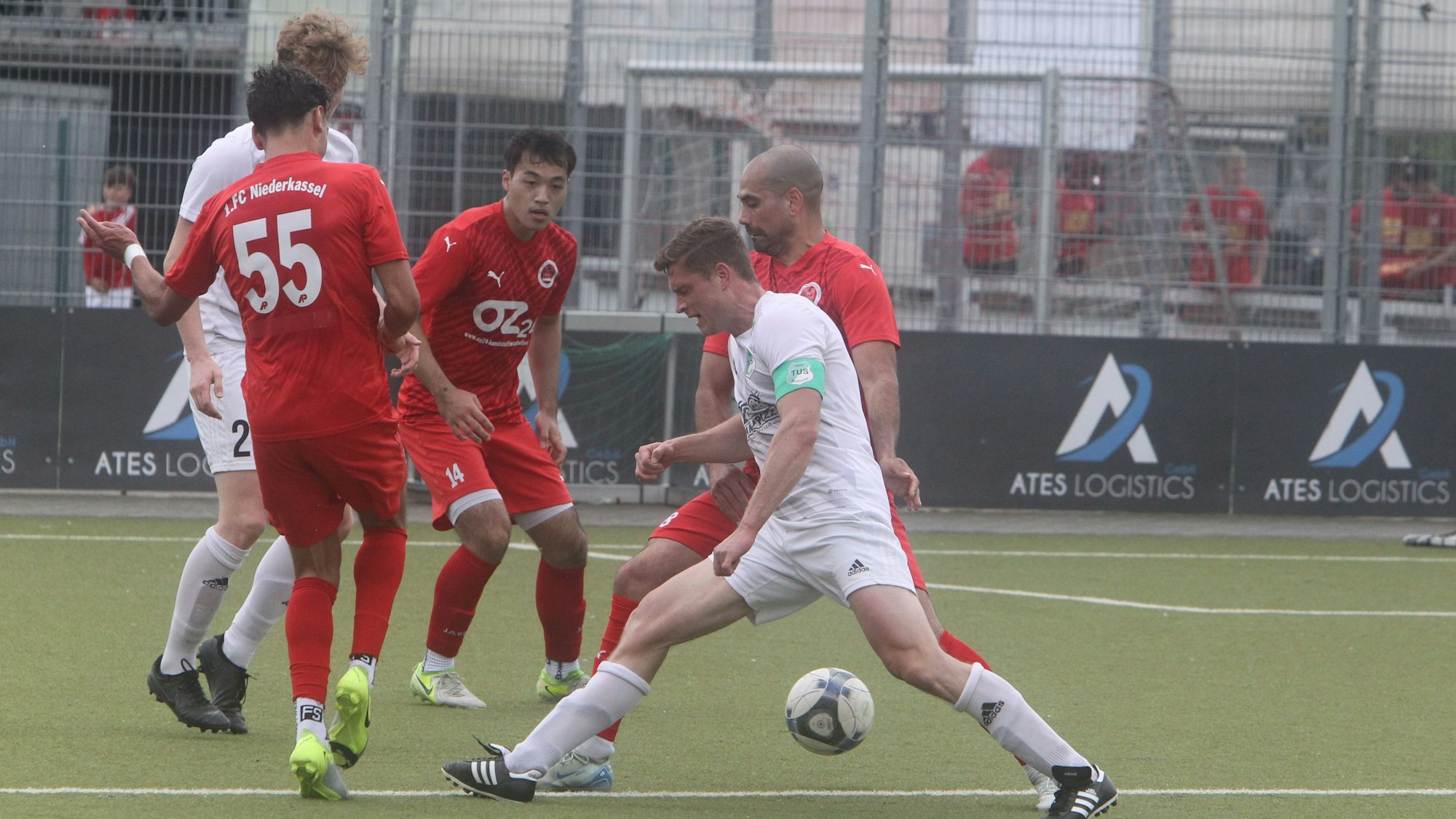 Buisdorfs Kapitän Max Müller (vorne) wird vom Niederkasseler Taner Yalcin attackiert. Am Ende stand der TuS mit leeren Händen da.
