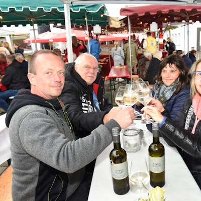 Die Bänke und Tische auf dem Wipperfürther Marktplatz waren beim Weinfest in diesem Jahr von Pavillons überdacht.