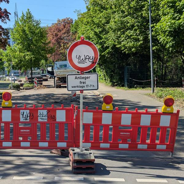 Das Foto zeigt eine Absperrbake vor der Baustelle.