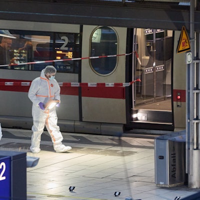 23.05.2025, Hamburg: Spurensicherung im Einsatz nahe des Tatorts. Bei einem Messerangriff im Hamburger Hauptbahnhof sind mehrere Menschen schwer verletzt worden.