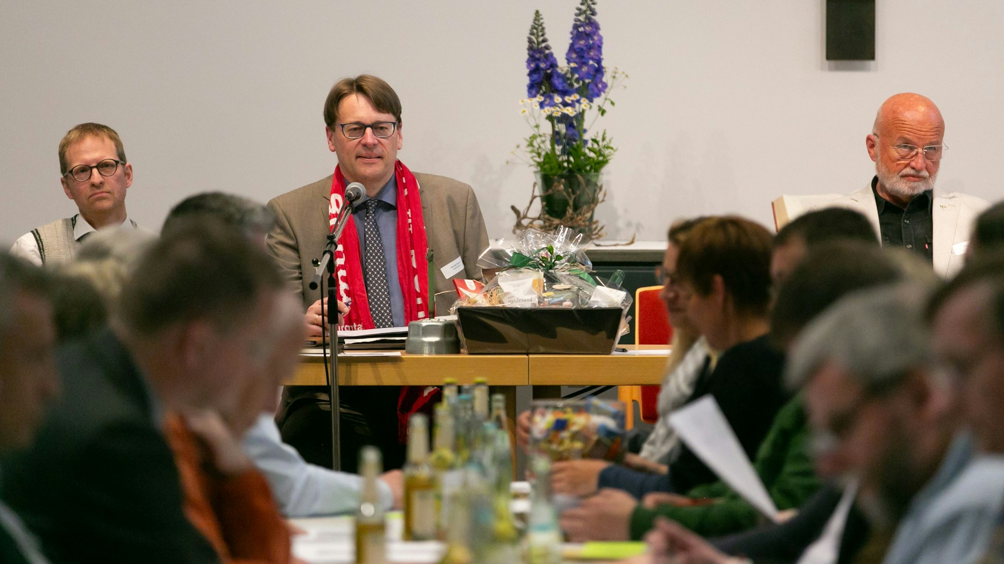 Superintendent Michael Braun (Mitte) leitete die Kreissynode. Links Synodalassessor Oliver Cremer, rechts 1. Synodalältester Klaus Dripke. Die Synode fand am Freitag im Evangelischen Gemeindezentrum auf dem Bergneustädter Hackenberg statt.