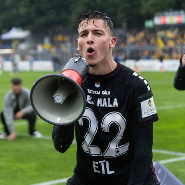 Bitburger-Pokalfinale 2025: Alemannia Aachen - Viktoria Köln 24.05.2025 El Mala, Said Viktoria Köln, 22 bejubelt den Sieg mit den Fans nach dem Spiel. Bitburger-Pokalfinale 2025: Alemannia Aachen - Viktoria Köln Sportpark Höhenberg, Köln 24.05.2025 *** Bitburger Pokalfinale 2025 Alemannia Aachen Viktoria Köln 24 05 2025 El Mala, Said Viktoria Köln, 22 celebrates the victory with the fans after the match Bitburger Pokalfinale 2025 Alemannia Aachen Viktoria Köln Sportpark Höhenberg, Cologne 24 05 2025 Copyright: xBEAUTIFULxSPORTS/Buriakovx