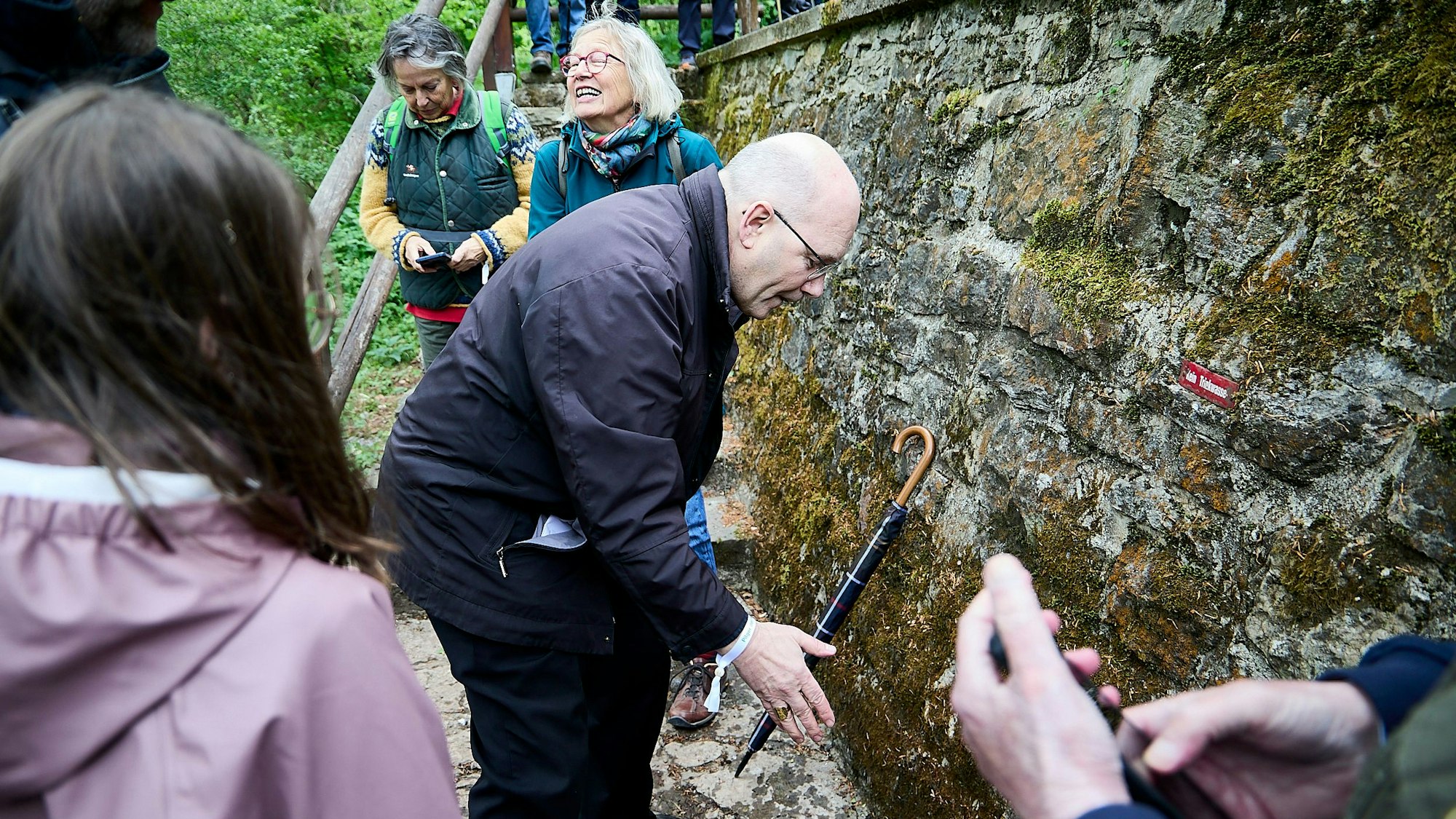 Eine Erfrischung nahm der Bischof Dieser an der Hermann-Josef-Quelle.