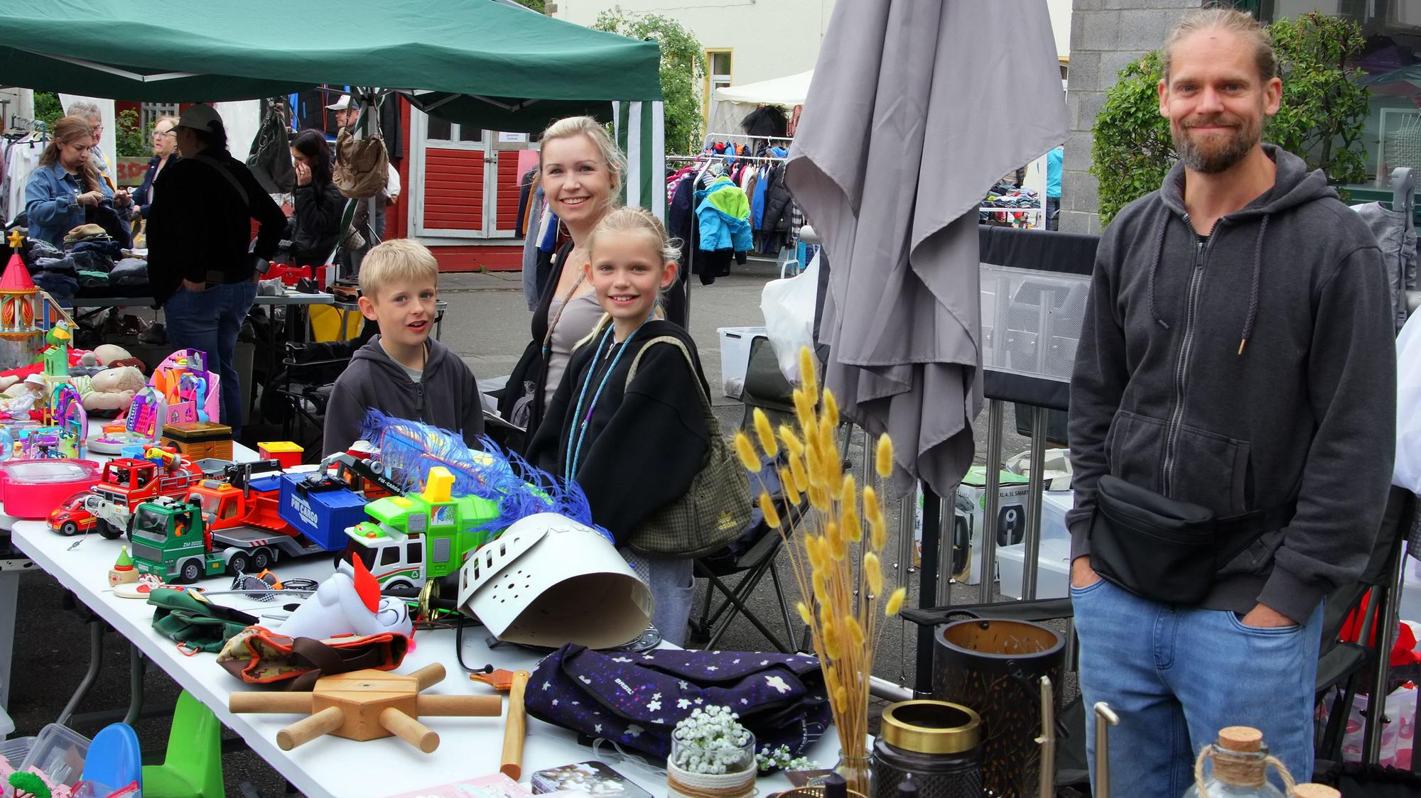 Zu sehen sind Holger und Niki Braje sowie ihre Kinder Lilly und Tom, die einen Stand auf dem Kerpener Trödelmarkt aufgebaut hatten.