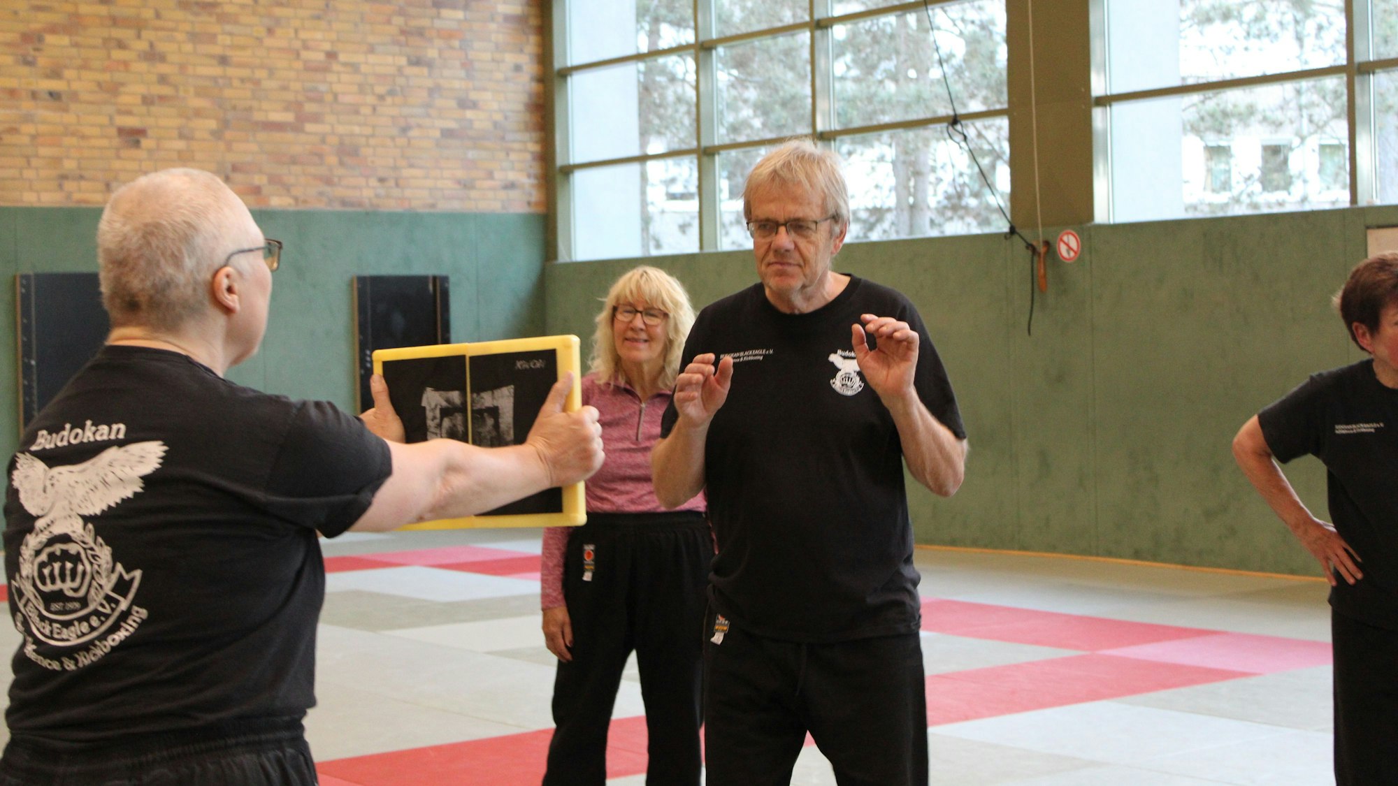 Am Ende der Stunde werden Bretter durchgeschlagen.