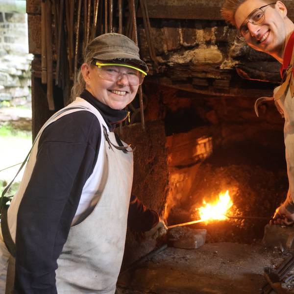 Corinna Hollinder und Marcel Jarosik an der Schmiedeesse beim Schmiedeworkshop im Museumsschauplatz Oelchenshammer,