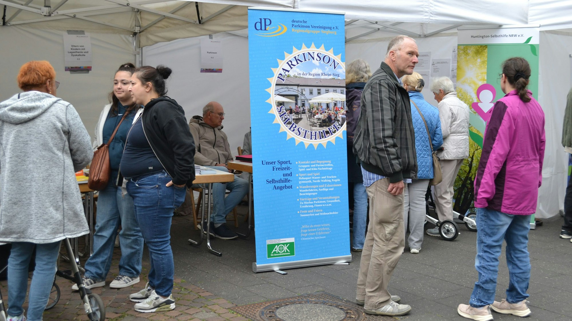 Rund 30 Selbsthilfegruppen stellten sich auf dem Markt vor, organisiert vom Paritätischen Wohlfahrtsverband.
Die Infostände waren gut besucht.