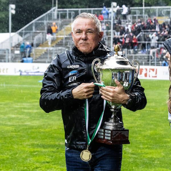 Bitburger-Pokalfinale 2025: Alemannia Aachen - Viktoria Köln 24.05.2025 Olaf Janßen Viktoria Köln, Cheftrainer mit dem Pokal nach dem Spiel. Bitburger-Pokalfinale 2025: Alemannia Aachen - Viktoria Köln Sportpark Höhenberg, Köln 24.05.2025 *** Bitburger Pokalfinale 2025 Alemannia Aachen Viktoria Köln 24 05 2025 Olaf Janßen Viktoria Köln, head coach with the cup after the match Bitburger Pokalfinale 2025 Alemannia Aachen Viktoria Köln Sportpark Höhenberg, Cologne 24 05 2025 Copyright: xBEAUTIFULxSPORTS/Buriakovx