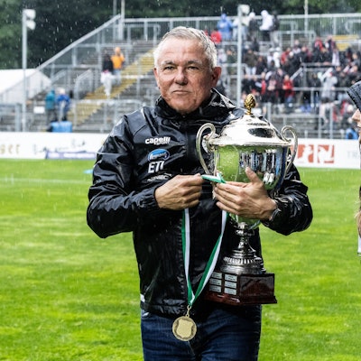 Bitburger-Pokalfinale 2025: Alemannia Aachen - Viktoria Köln 24.05.2025 Olaf Janßen Viktoria Köln, Cheftrainer mit dem Pokal nach dem Spiel. Bitburger-Pokalfinale 2025: Alemannia Aachen - Viktoria Köln Sportpark Höhenberg, Köln 24.05.2025 *** Bitburger Pokalfinale 2025 Alemannia Aachen Viktoria Köln 24 05 2025 Olaf Janßen Viktoria Köln, head coach with the cup after the match Bitburger Pokalfinale 2025 Alemannia Aachen Viktoria Köln Sportpark Höhenberg, Cologne 24 05 2025 Copyright: xBEAUTIFULxSPORTS/Buriakovx