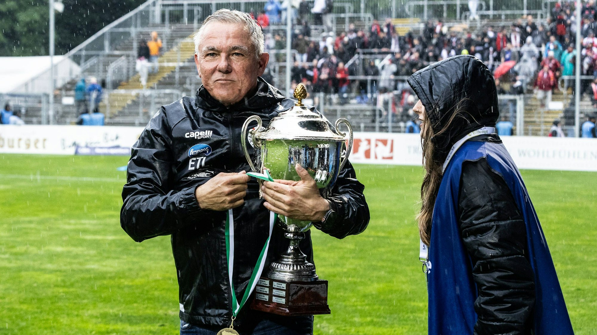 Bitburger-Pokalfinale 2025: Alemannia Aachen - Viktoria Köln 24.05.2025 Olaf Janßen Viktoria Köln, Cheftrainer mit dem Pokal nach dem Spiel. Bitburger-Pokalfinale 2025: Alemannia Aachen - Viktoria Köln Sportpark Höhenberg, Köln 24.05.2025 *** Bitburger Pokalfinale 2025 Alemannia Aachen Viktoria Köln 24 05 2025 Olaf Janßen Viktoria Köln, head coach with the cup after the match Bitburger Pokalfinale 2025 Alemannia Aachen Viktoria Köln Sportpark Höhenberg, Cologne 24 05 2025 Copyright: xBEAUTIFULxSPORTS/Buriakovx