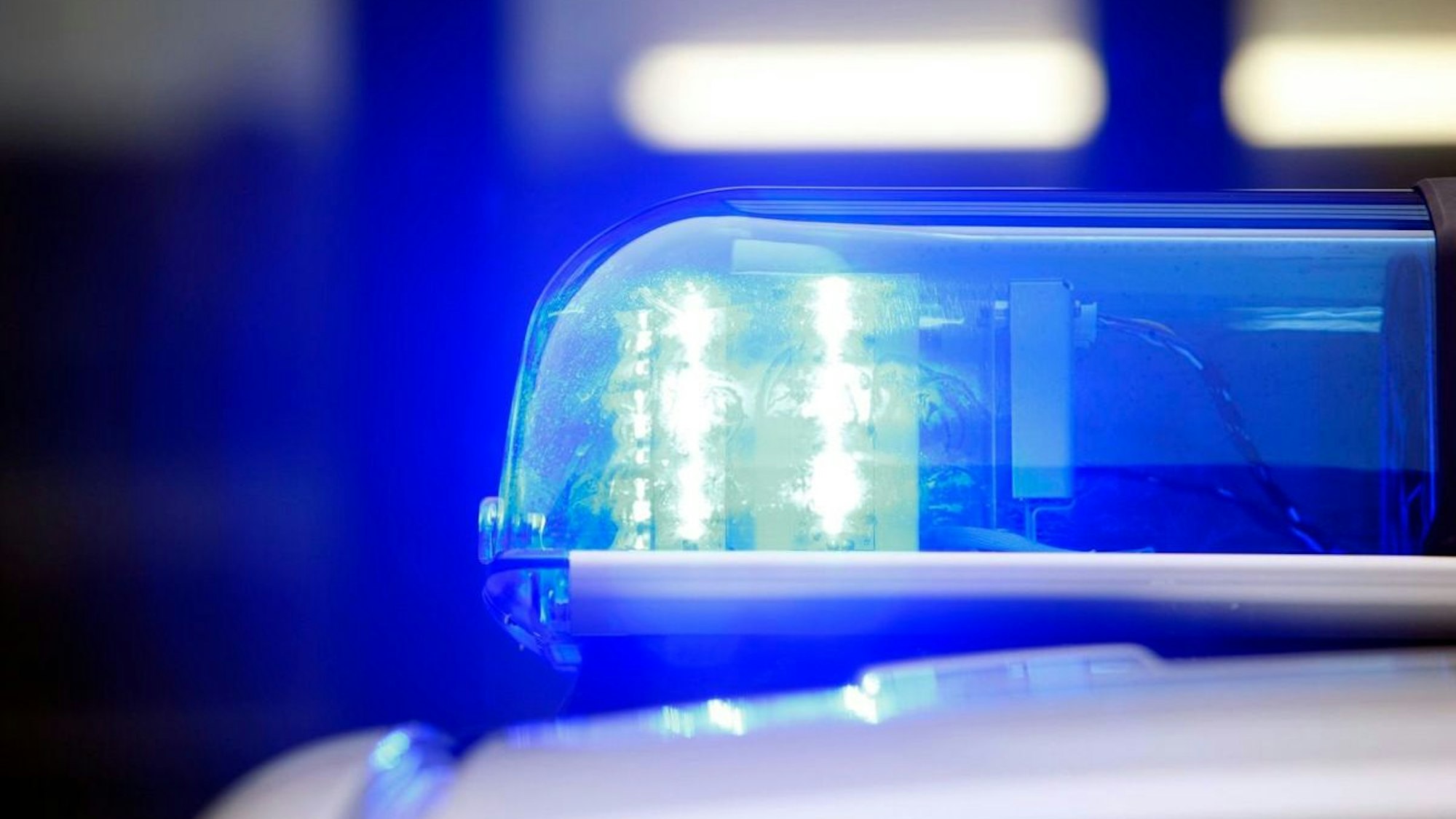 Polizei-Blaulicht nach dem Diebstahl eines VW Golf in Velbert
