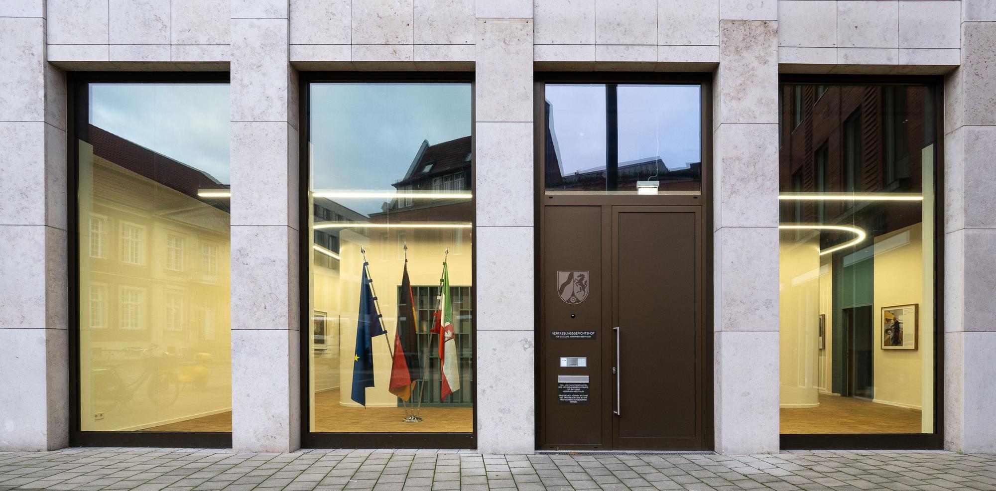 Der Eingang zum Verfassungsgerichtshof.