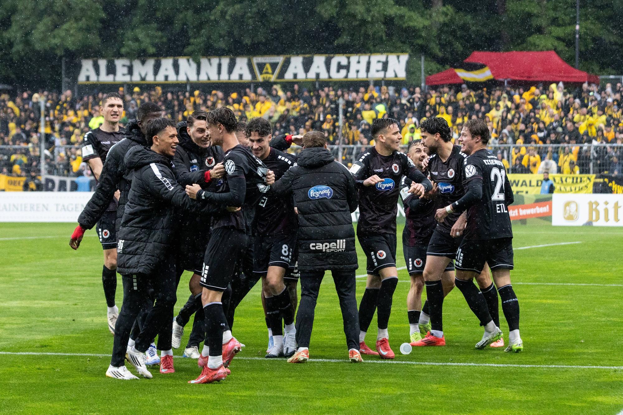 Bitburger-Pokalfinale 2025: Alemannia Aachen - Viktoria Köln 24.05.2025 Viktoria Köln bejubelt das Tor, 2:3. Bitburger-Pokalfinale 2025: Alemannia Aachen - Viktoria Köln Sportpark Höhenberg, Köln 24.05.2025 *** Bitburger Pokalfinale 2025 Alemannia Aachen Viktoria Köln 24 05 2025 Viktoria Köln celebrates the goal, 2 3 Bitburger Pokalfinale 2025 Alemannia Aachen Viktoria Köln Sportpark Höhenberg, Cologne 24 05 2025 Copyright: xBEAUTIFULxSPORTS/Buriakovx