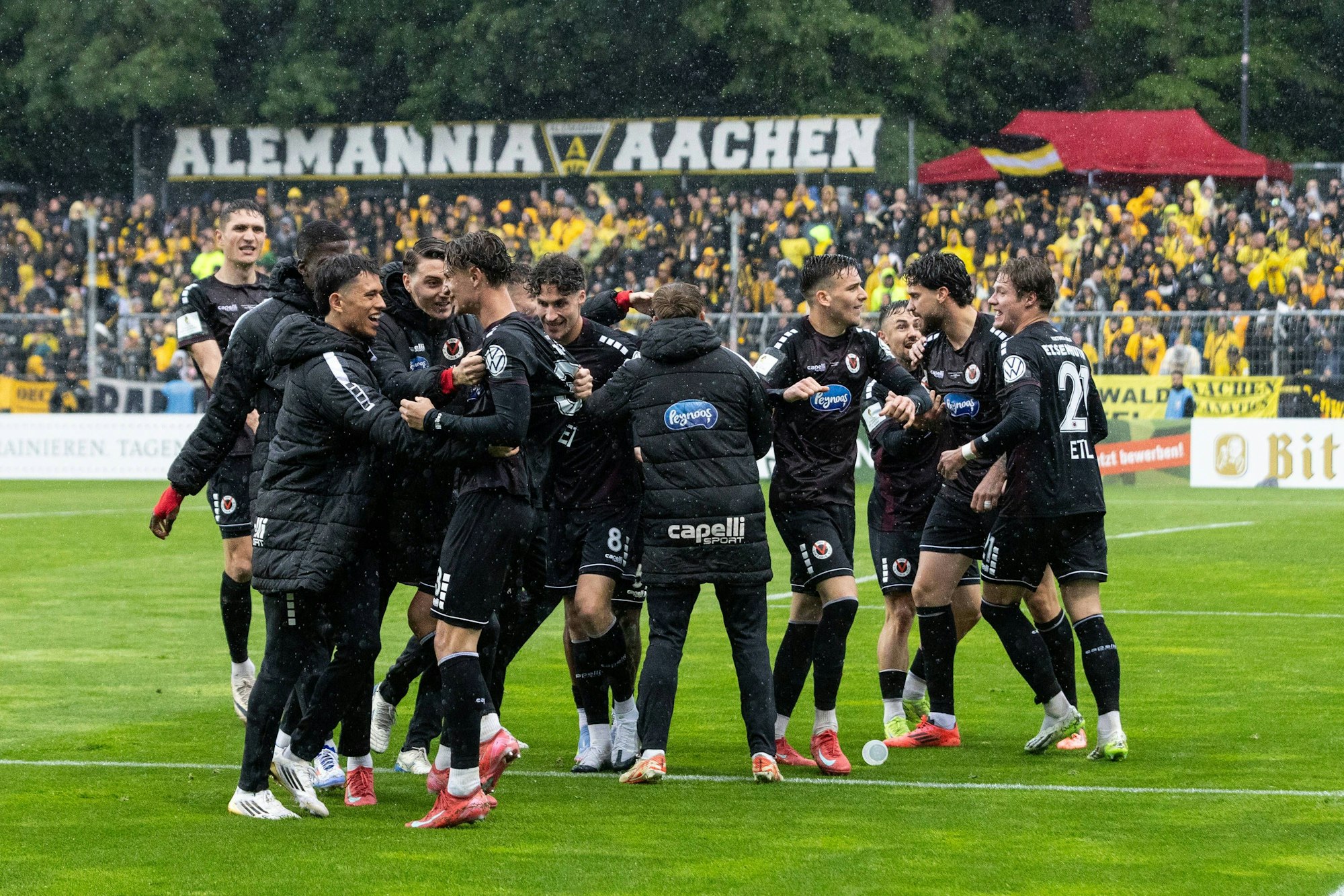 Bitburger-Pokalfinale 2025: Alemannia Aachen - Viktoria Köln 24.05.2025 Viktoria Köln bejubelt das Tor, 2:3. Bitburger-Pokalfinale 2025: Alemannia Aachen - Viktoria Köln Sportpark Höhenberg, Köln 24.05.2025 *** Bitburger Pokalfinale 2025 Alemannia Aachen Viktoria Köln 24 05 2025 Viktoria Köln celebrates the goal, 2 3 Bitburger Pokalfinale 2025 Alemannia Aachen Viktoria Köln Sportpark Höhenberg, Cologne 24 05 2025 Copyright: xBEAUTIFULxSPORTS/Buriakovx