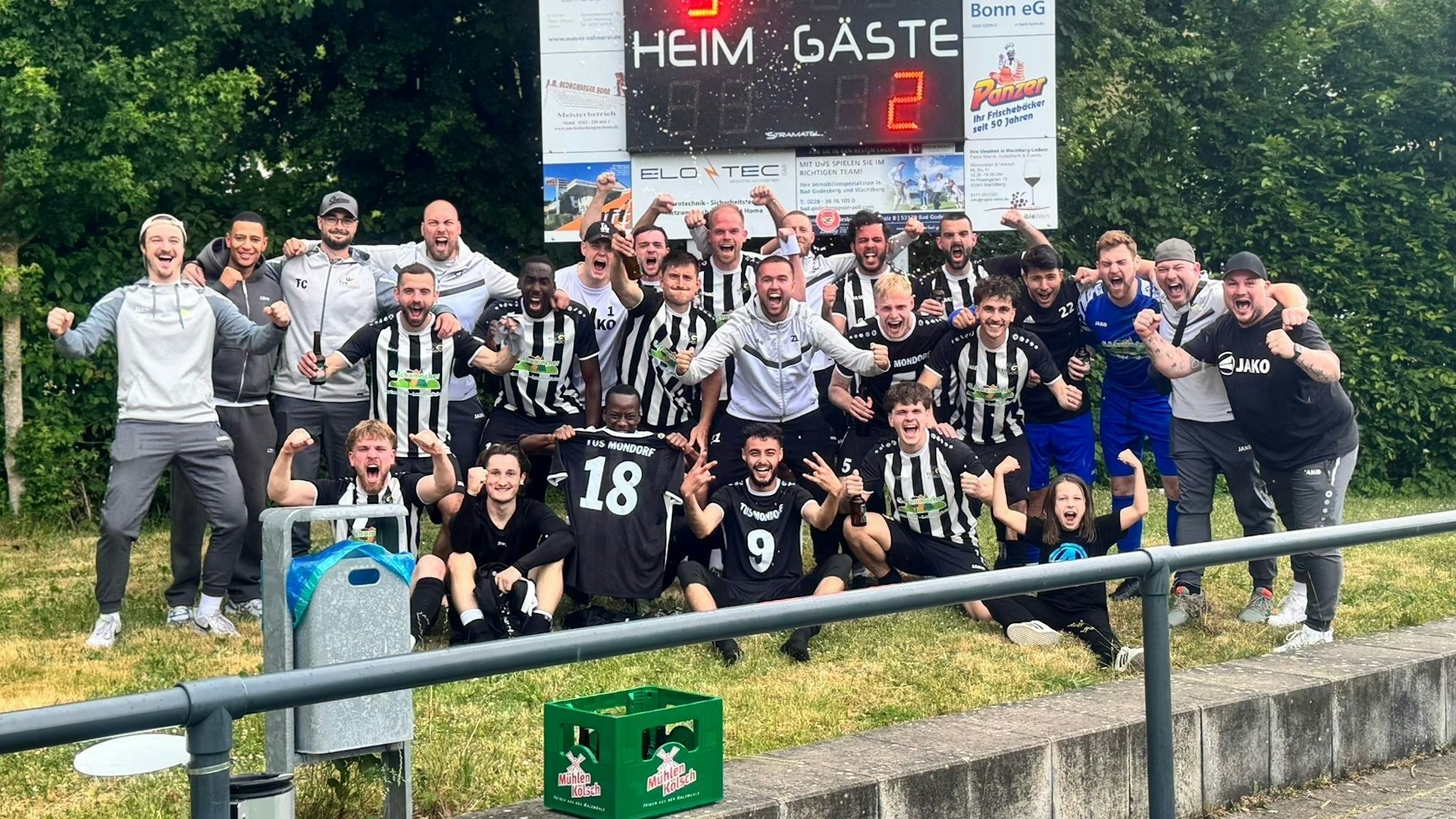Rückkehr in die Landesliga: Drei Spieltage vor dem Saisonende hat der TuS Mondorf mit einem Sieg in Niederbachem die vorzeitige Meisterschaft feiern können.