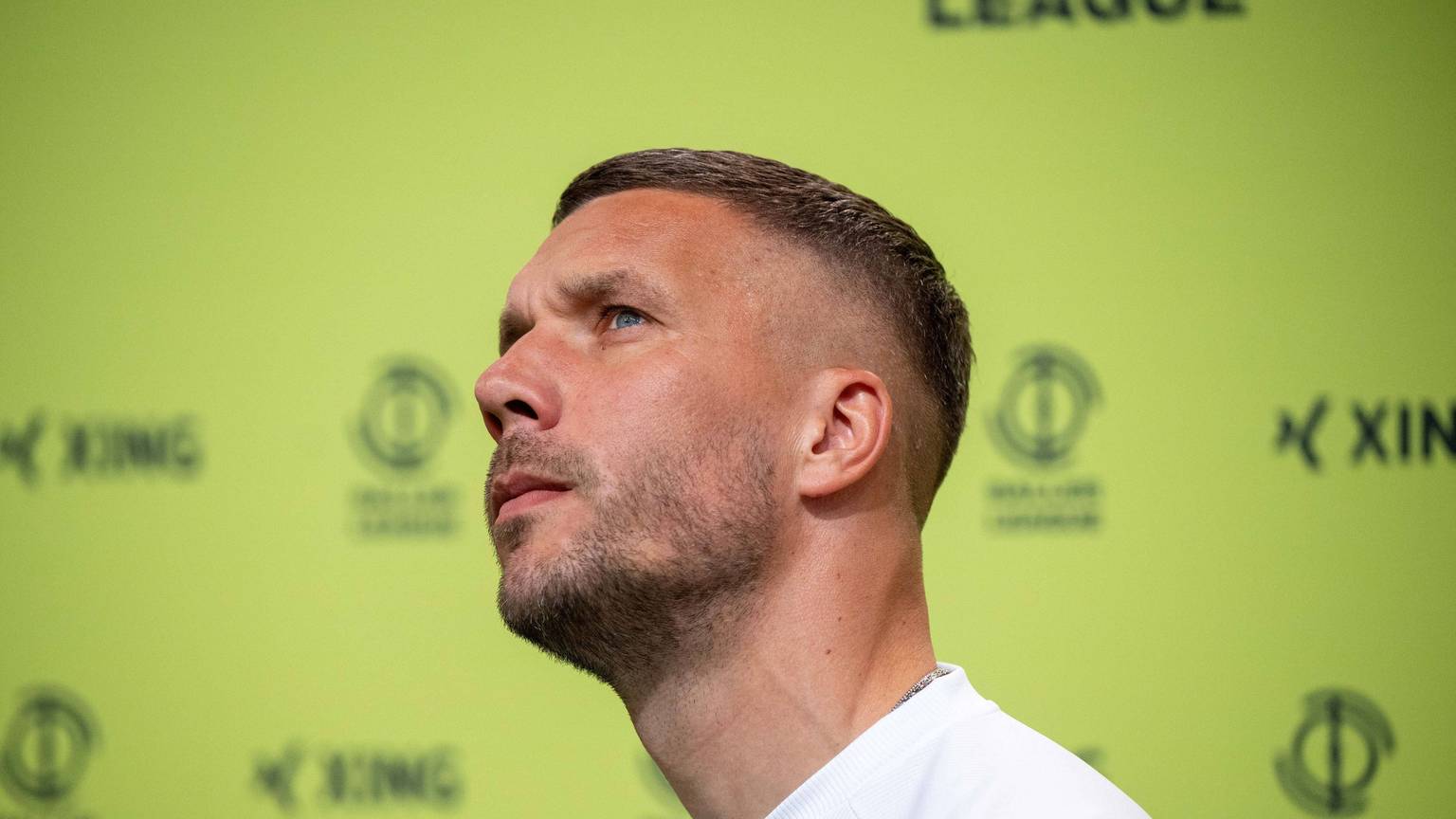 Lukas Podolski schaut zur Seite.