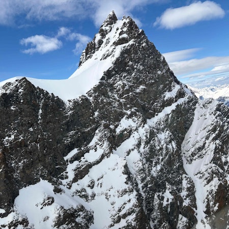 This handout photograph taken on May 24, 2025 and released on May 25, 2025 by the police of the Swiss Canton of Valais shows the Rimpfischhorn mountain peak where five skiers found dead on the Adler glacier in Zermatt region. Five skiers' bodies were found lifeless on May 24, 2025 in the Rimpfischhorn massif near the Swiss ski resort of Zermatt, the police of the canton of Valais said in a statement published the next day. Formal identification of the victims, who were on the Adler glacier, is still in progress, the police said. (Photo by HANDOUT / POLICE CANTONALE VALAISANNE / AFP) / RESTRICTED TO EDITORIAL USE - MANDATORY CREDIT "AFP PHOTO / POLICE CANTONALE VALAISANNE" - HANDOUT - NO MARKETING NO ADVERTISING CAMPAIGNS - DISTRIBUTED AS A SERVICE TO CLIENTS