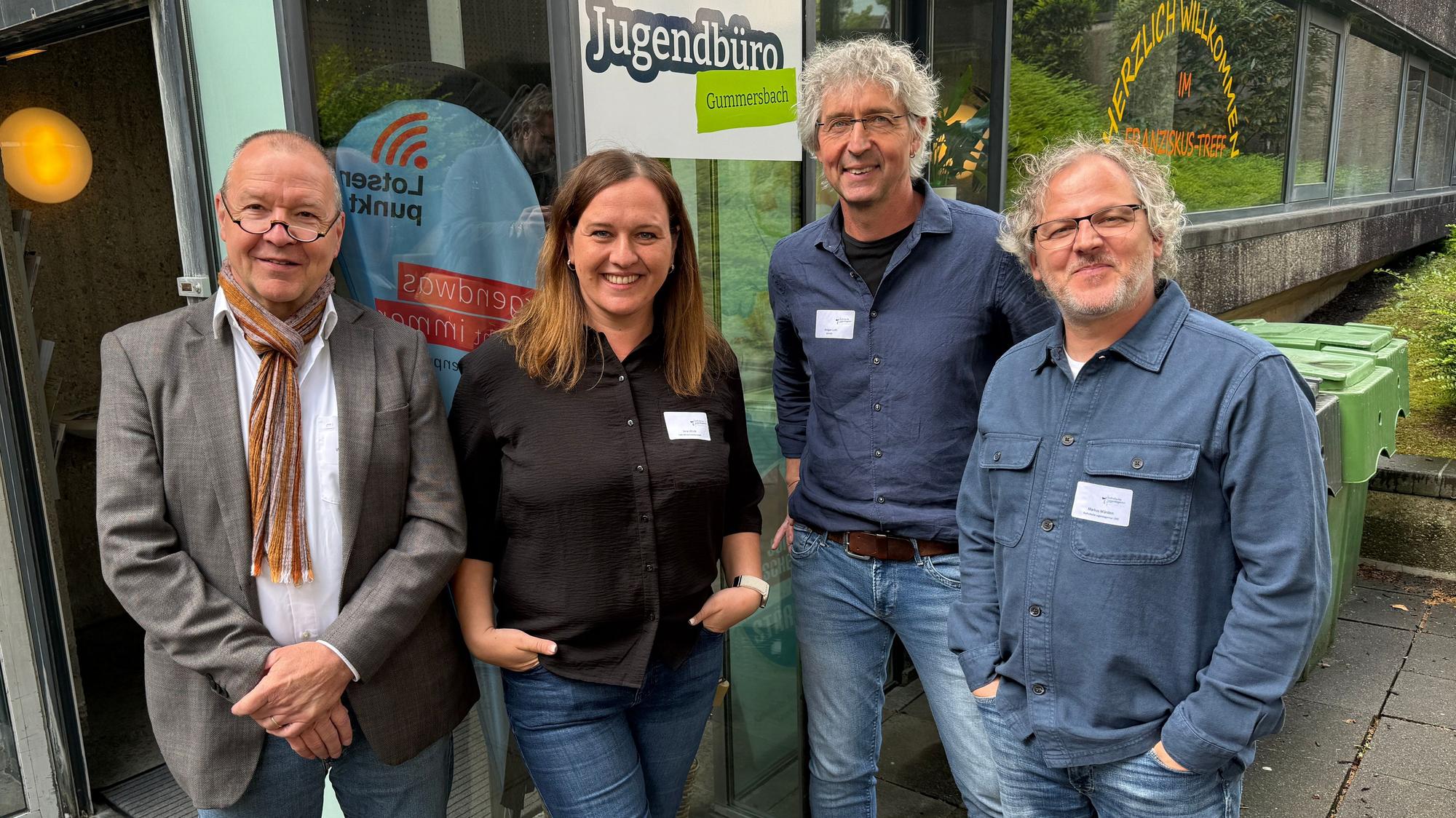 Die Katholische Jugendagentur hat nun auch ein Büro in Gummersbach. Zur Eröffnung kamen die Fachbereichsleiter Werner Schmitten (von links) und Ansgar Lutz sowie Markus Würden (Mitarbeiter in Leverkusen). In der Kreisstadt anzutreffen ist die pädagogische Mitarbeiterin Jana Ulrich.