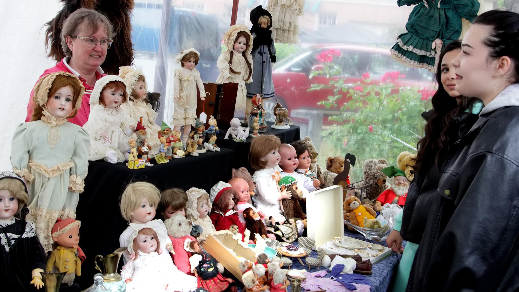 Zu sehen ist ein Stand mit vielen Puppen.