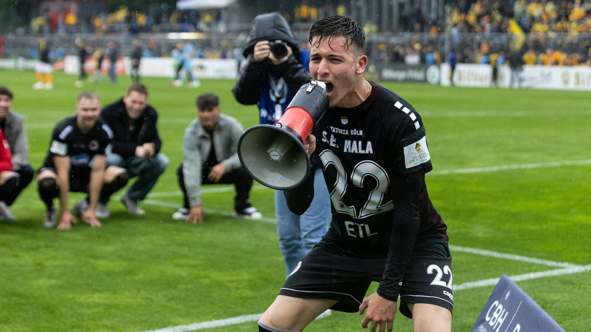 Bitburger-Pokalfinale 2025: Alemannia Aachen - Viktoria Köln 24.05.2025 El Mala, Said Viktoria Köln, 22 bejubelt den Sieg mit den Fans nach dem Spiel. Bitburger-Pokalfinale 2025: Alemannia Aachen - Viktoria Köln Sportpark Höhenberg, Köln 24.05.2025 *** Bitburger Pokalfinale 2025 Alemannia Aachen Viktoria Köln 24 05 2025 El Mala, Said Viktoria Köln, 22 celebrates the victory with the fans after the match Bitburger Pokalfinale 2025 Alemannia Aachen Viktoria Köln Sportpark Höhenberg, Cologne 24 05 2025 Copyright: xBEAUTIFULxSPORTS/Buriakovx