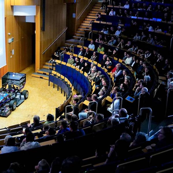 Die Hochschule Bonn Rhein-Sieg präsentierte ihr neuestes Pferd im Stall: den Elektroboliden Artemis.