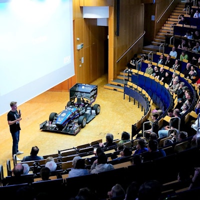 Die Hochschule Bonn Rhein-Sieg präsentierte ihr neuestes Pferd im Stall: den Elektroboliden Artemis.