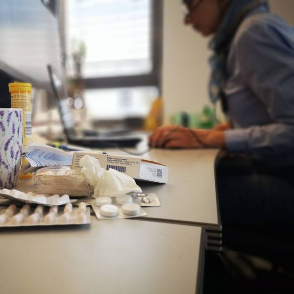 Vermehrt lassen sich Menschen nicht mehr krankschreiben, sondern kommen mit Fieber und Schnupfen zur Arbeit - wohl weil sie Angst um ihren Job haben.
