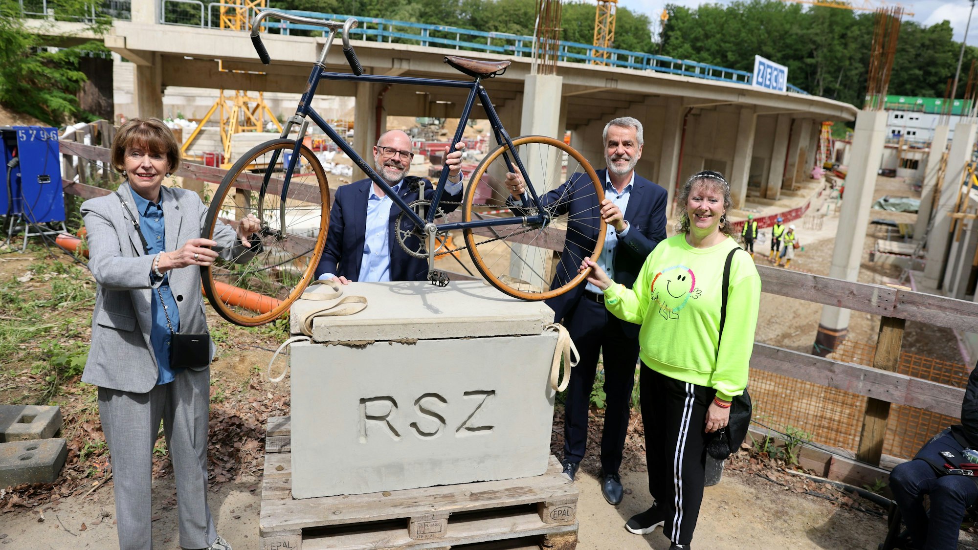 Oberbürgermeisterin Henriette Reker, Lutz Wingerath, Frank Höller (Sportstätten) und Staatssekretärin Andrea Milz bei der Grundsteinlegung.