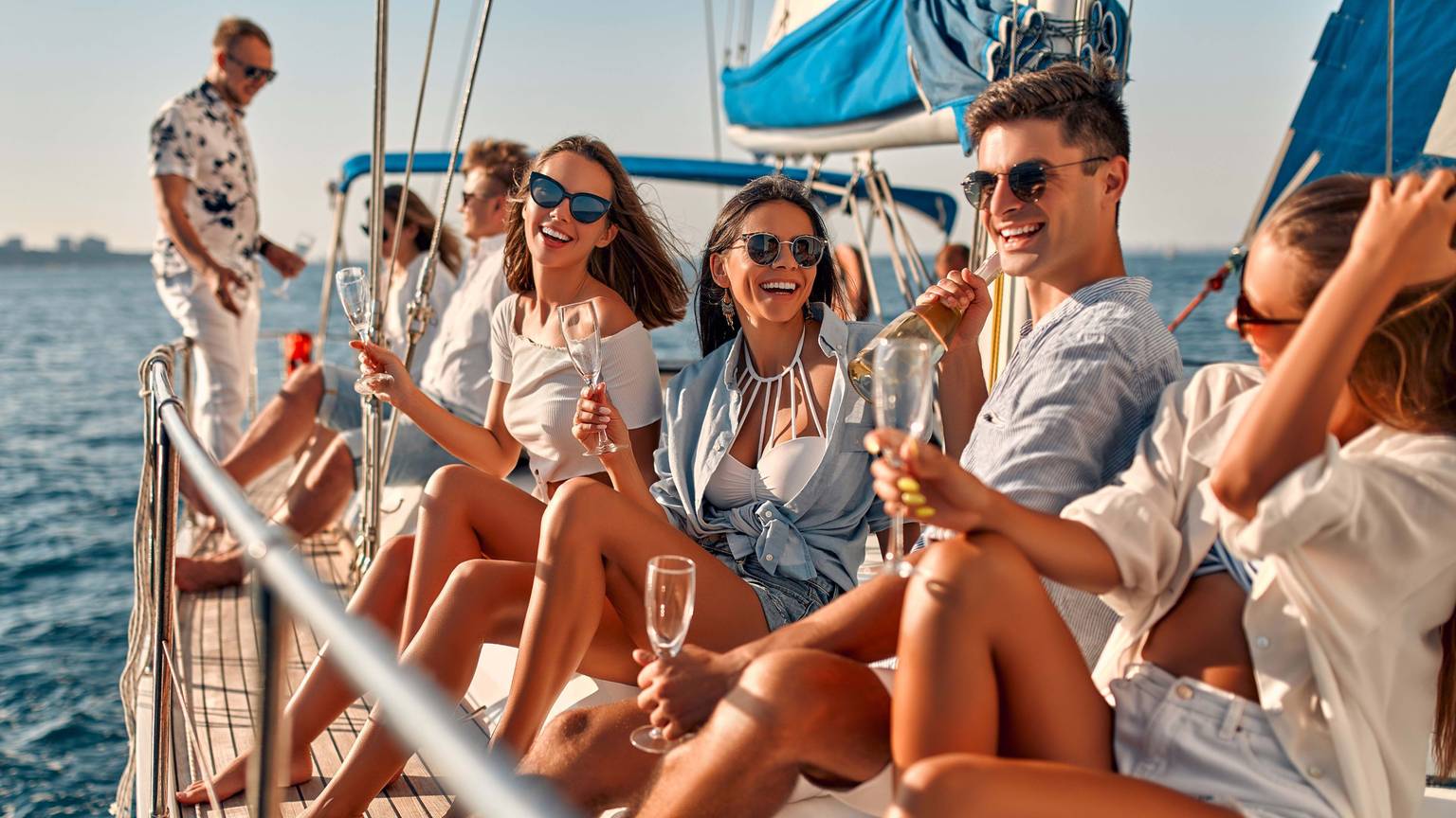Mit Freunden auf dem Mittelmeer wird zur neuen Realität – und so mancher Alltagsstress entfällt mit einem möglichen Eurojackpot-Gewinn.