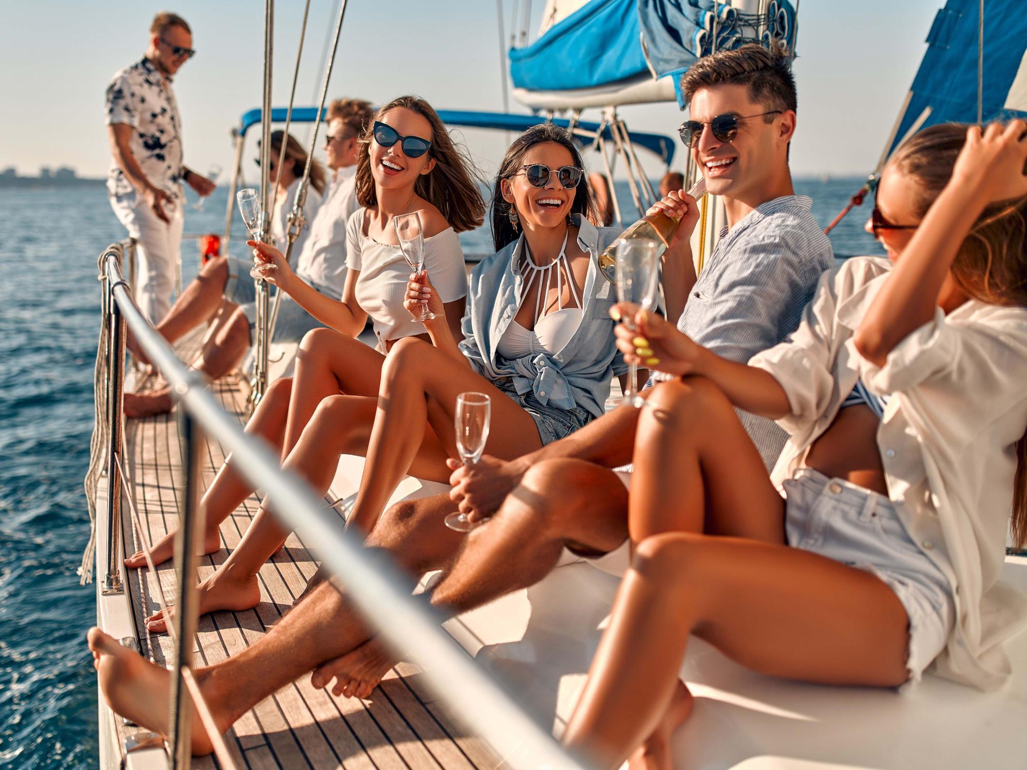 Mit Freunden auf dem Mittelmeer wird zur neuen Realität – und so mancher Alltagsstress entfällt mit einem möglichen Eurojackpot-Gewinn.