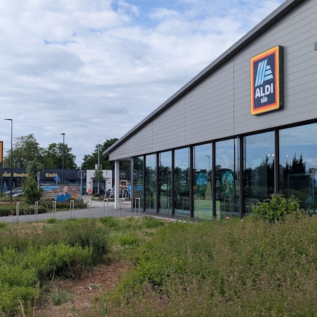 Das Foto zeigt eine Außenaufnahme des Aldi-Markts an der Bonnstraße in Fischenich.