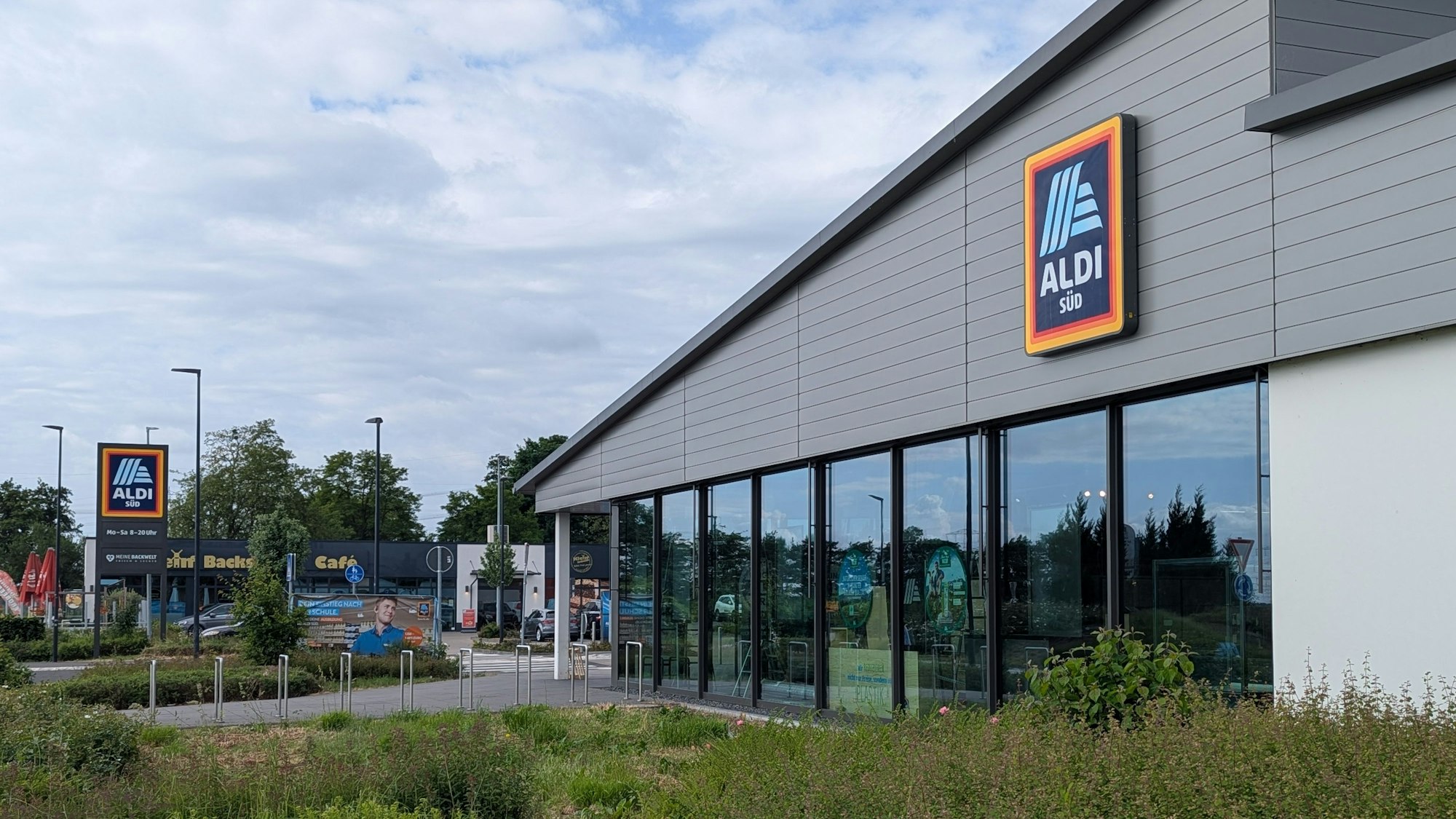 Das Foto zeigt eine Außenaufnahme des Aldi-Markts an der Bonnstraße in Fischenich.