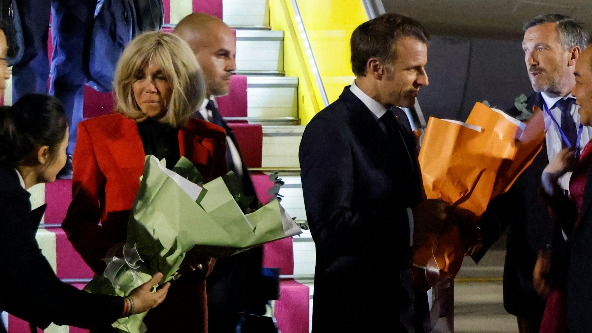 Frankreichs Präsident Emmanuel Macron und seine Ehefrau Brigitte werden am Flughafen Noi Bai in Hanoi von vietnamesischen Offiziellen empfangen.