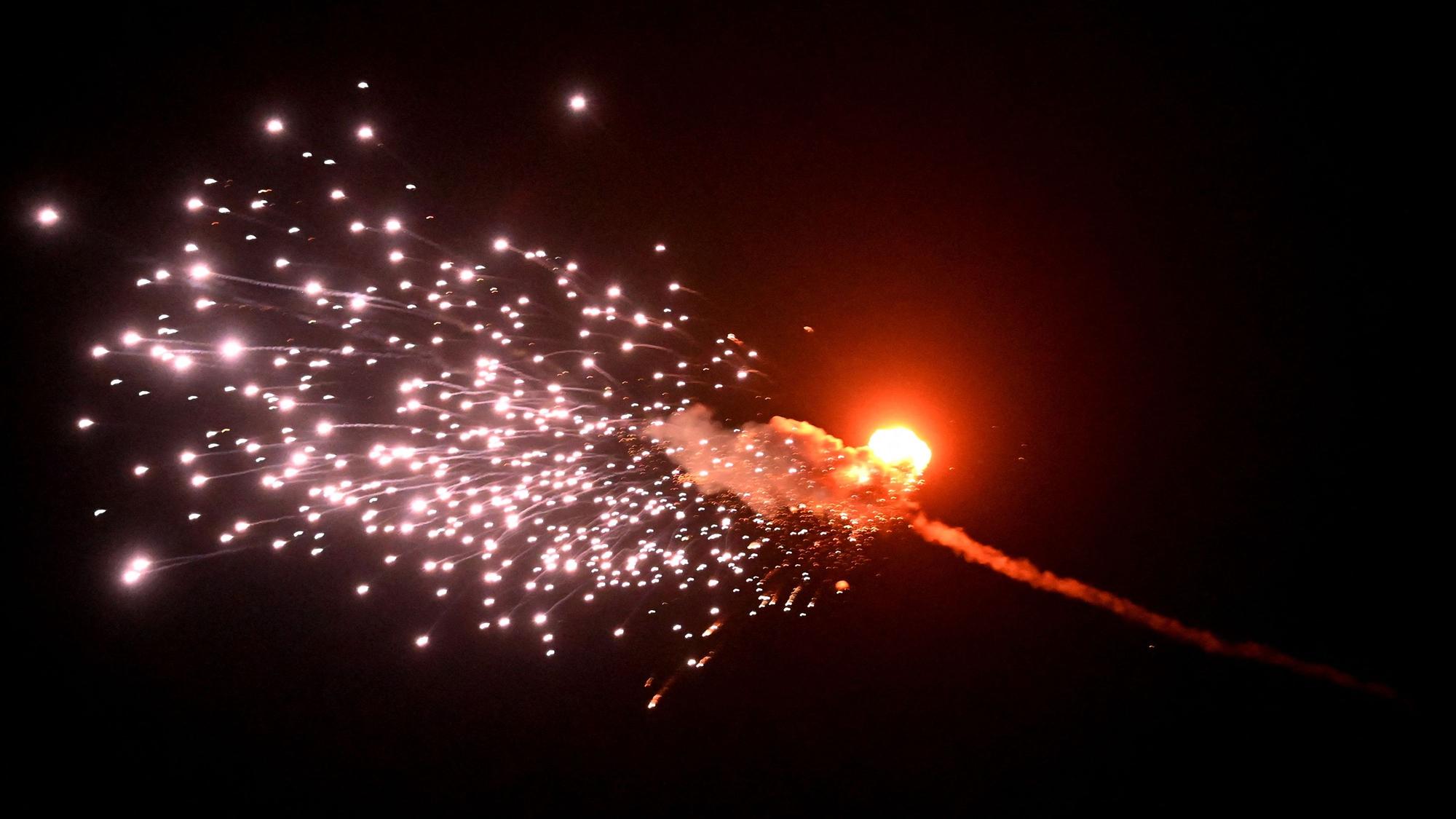 Das Foto zeigt die Explosion einer russischen Angriffsdrohne, die von ukrainischen Streitkräften abgeschossen wurde. (Archivbild)