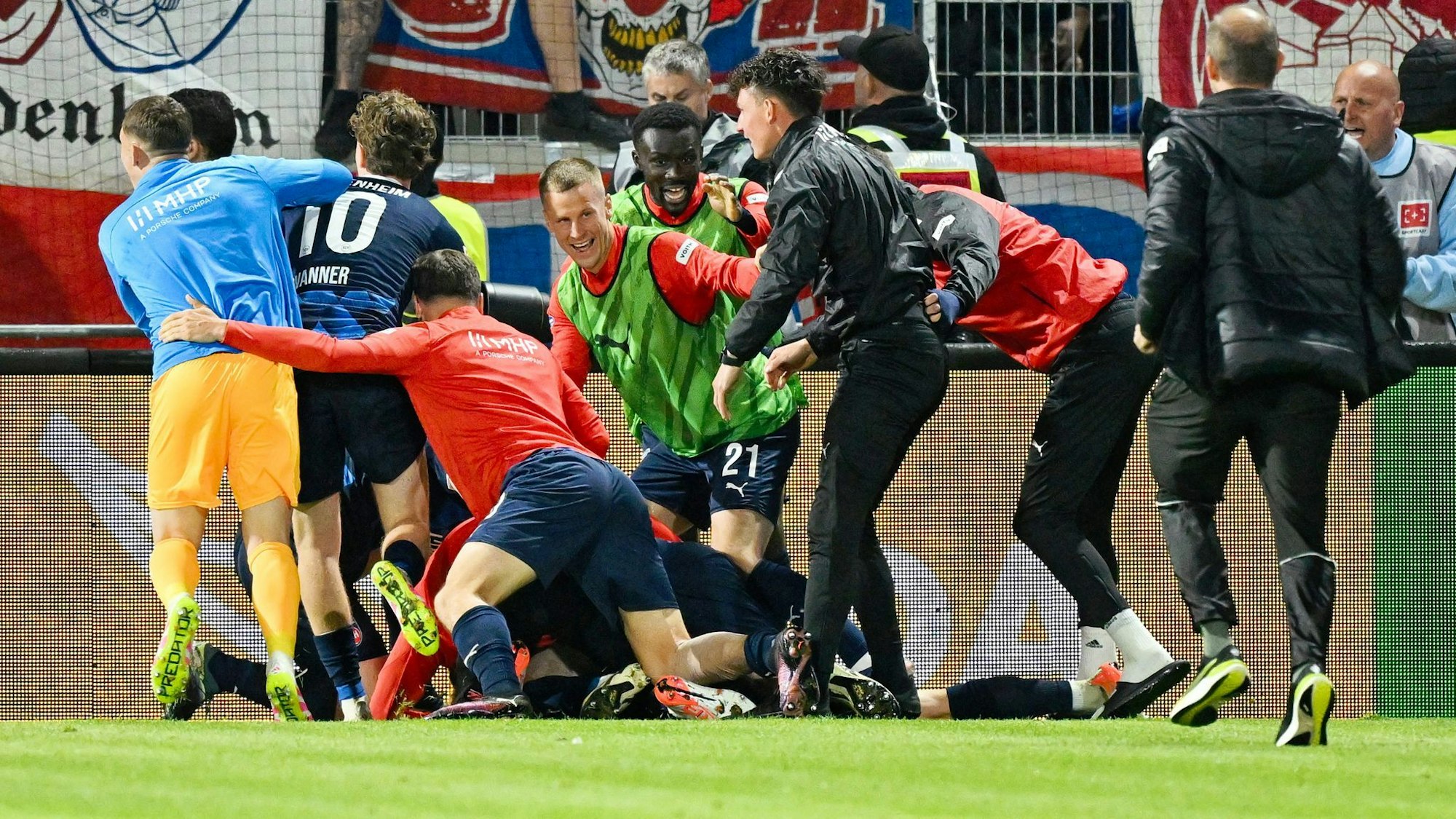 Die Heidenheimer Spieler feiern ausgelassen.