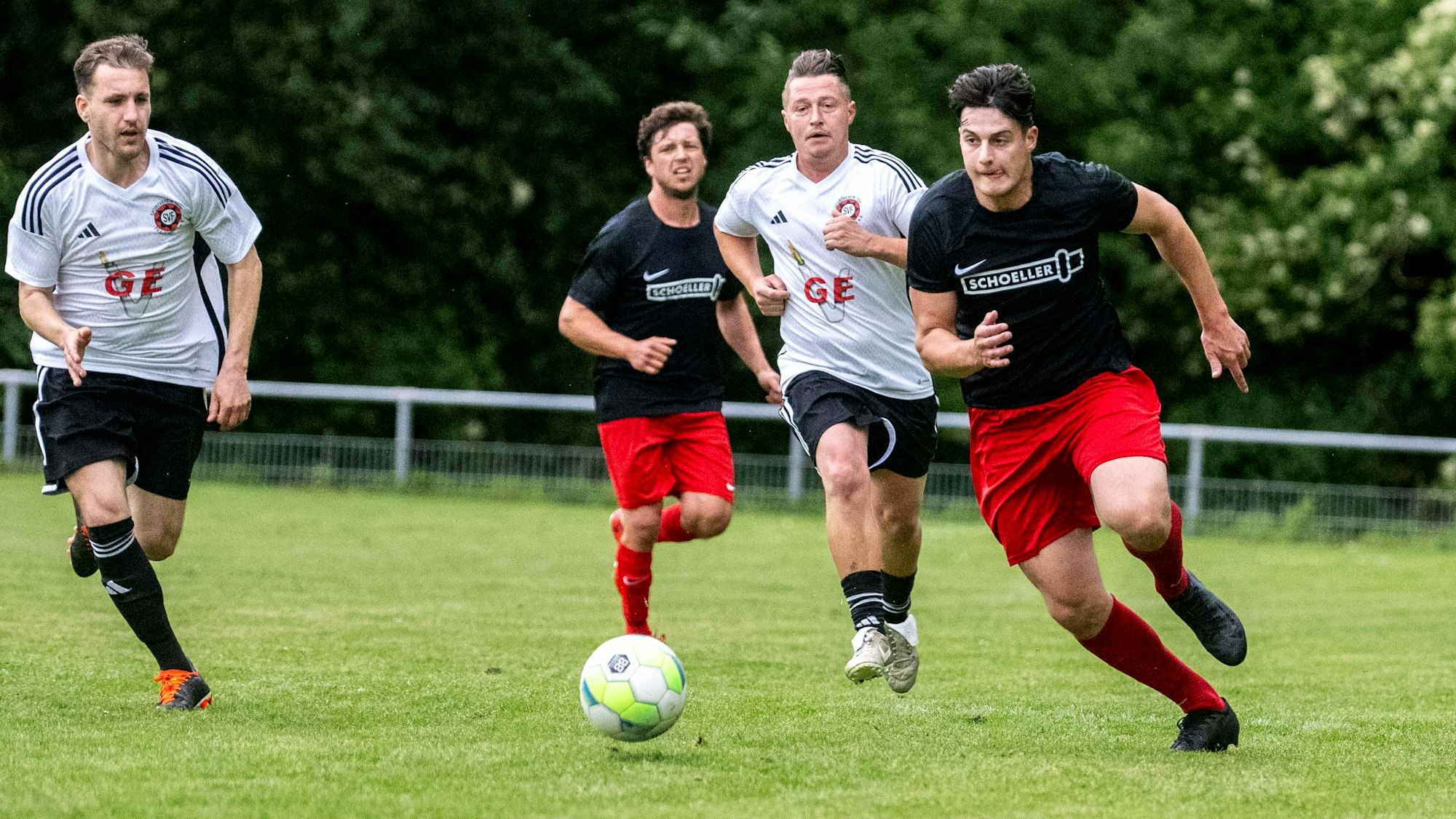 Das Bild zeigt das Laufduell zwischen Sures und Schleicher.