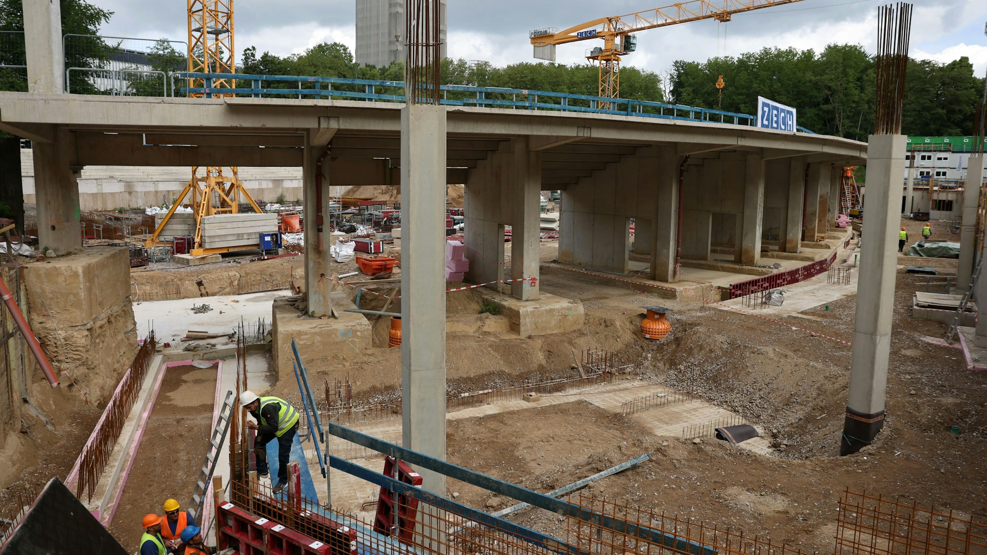 Viel zu tun: Die Umfassung des alten Radstadions ist erhalten geblieben.