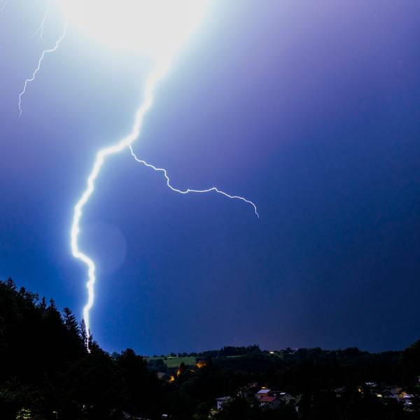 Heftige Blitze sind am Himmel zu sehen.