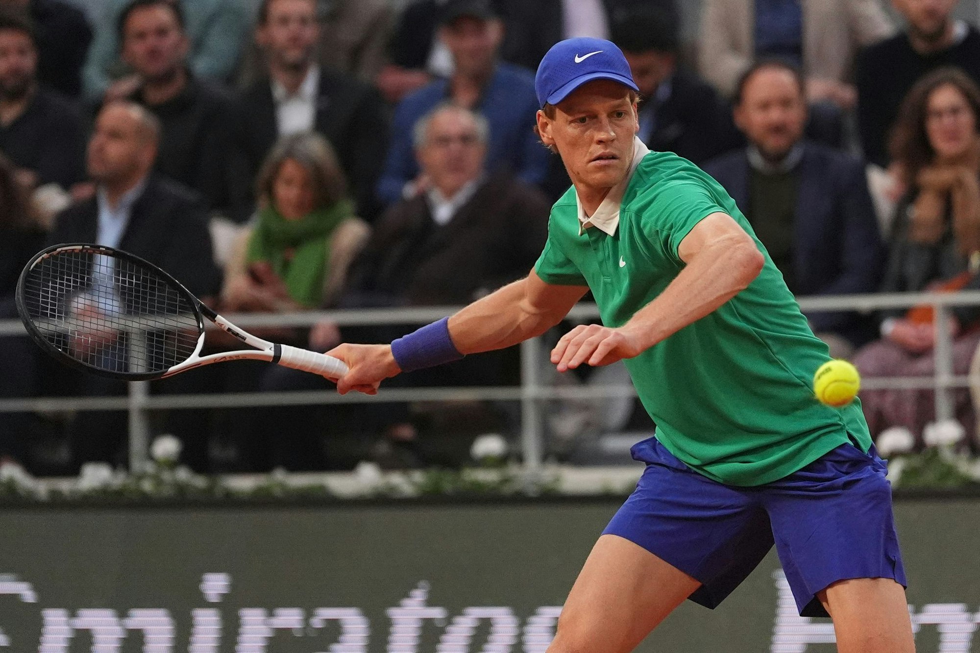 Jannik Sinner hat sein Auftaktspiel bei den French Open ohne große Mühe gewonnen.