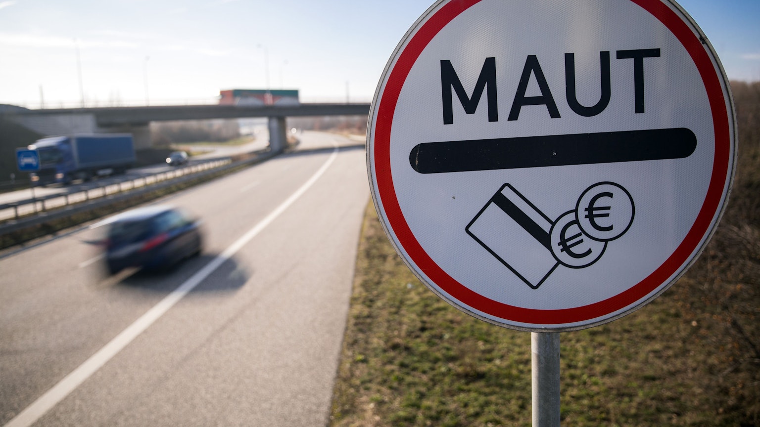 Ein Verkehrsschild weist die Autofahrer der Stadtautobahn auf die Mautpflicht für die Passage des Warnowtunnels hin.