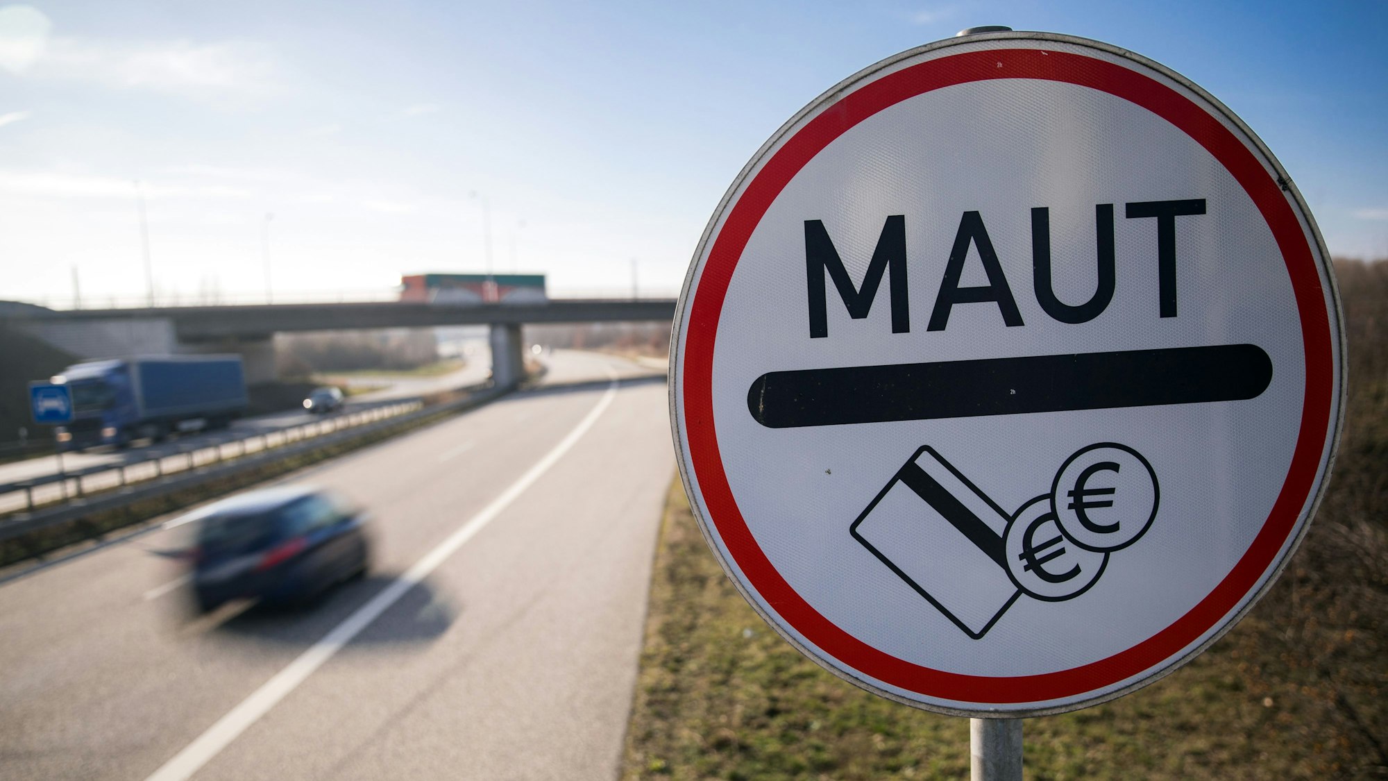 Ein Verkehrsschild weist die Autofahrer der Stadtautobahn auf die Mautpflicht für die Passage des Warnowtunnels hin.