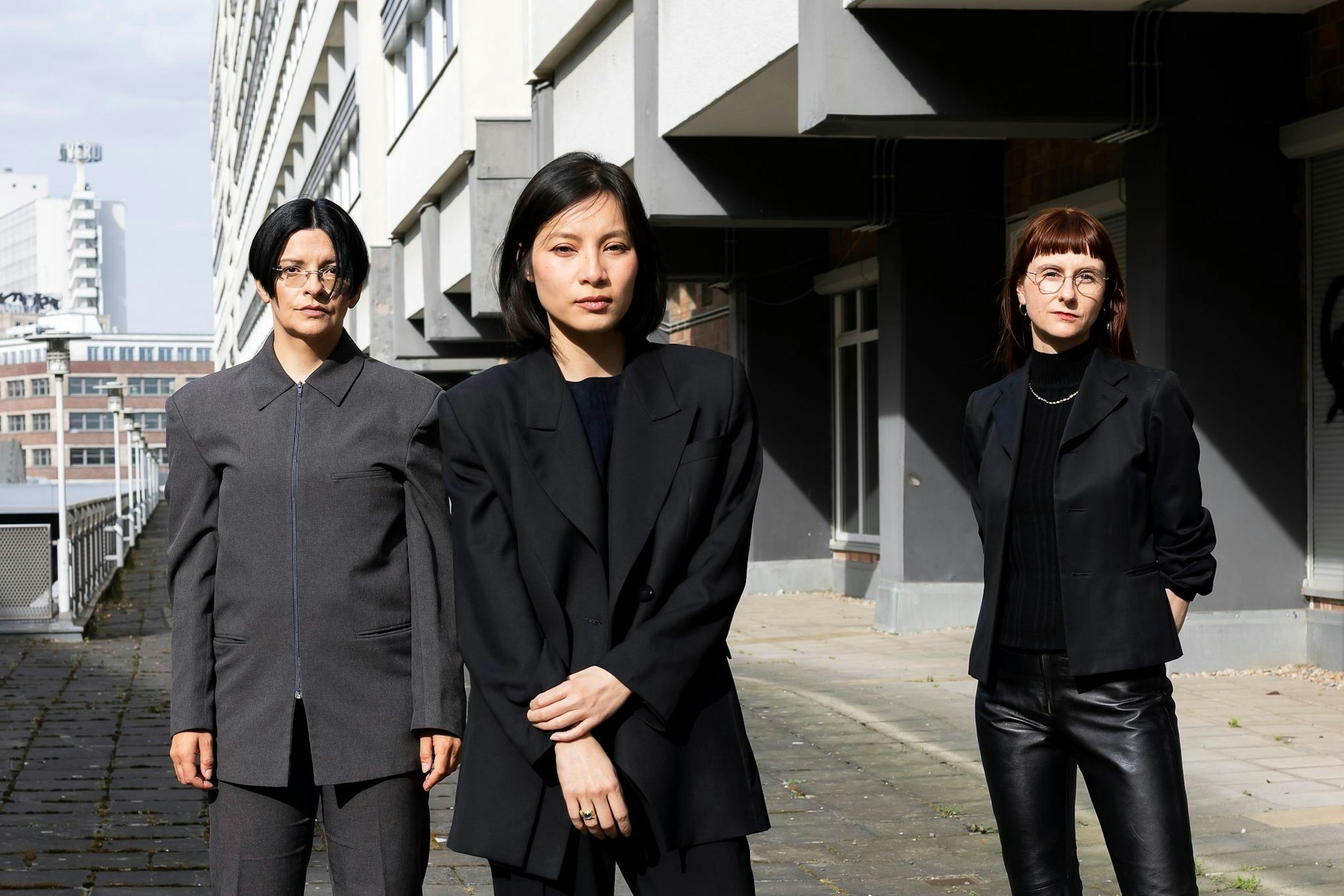 Von links nach rechts: die Künstlerinnen Henrike Naumann und Sung Tieu neben der Kuratorin Kathleen Reinhardt.